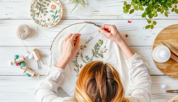 Artystka haftująca kwiatowy wzór