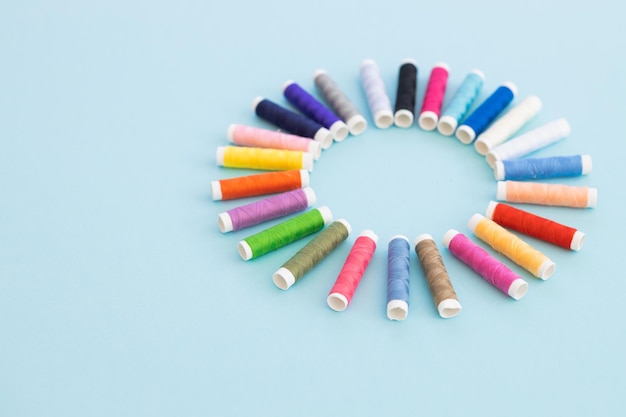 Kolorowe nici układające się w wzór